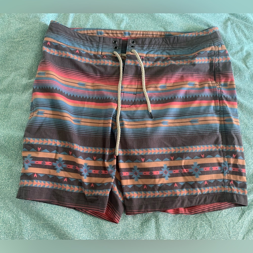 NWOT Faherty Doug Good Feather Classic Boardshort